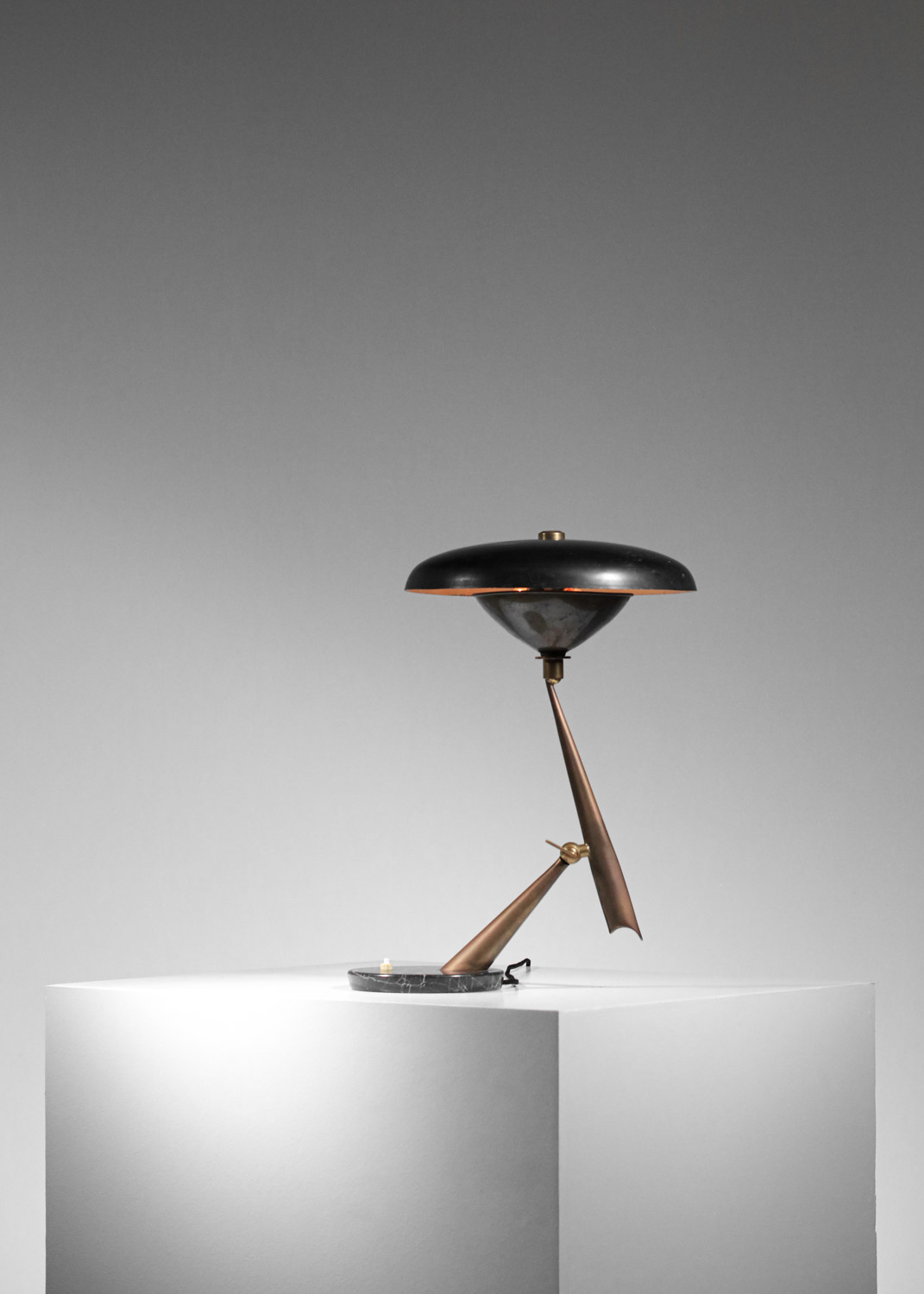 Lampe de table italienne années 50 attr. à Lumen laquée noire et laiton socle en marbre Années 60 style arredoluce stillux H130