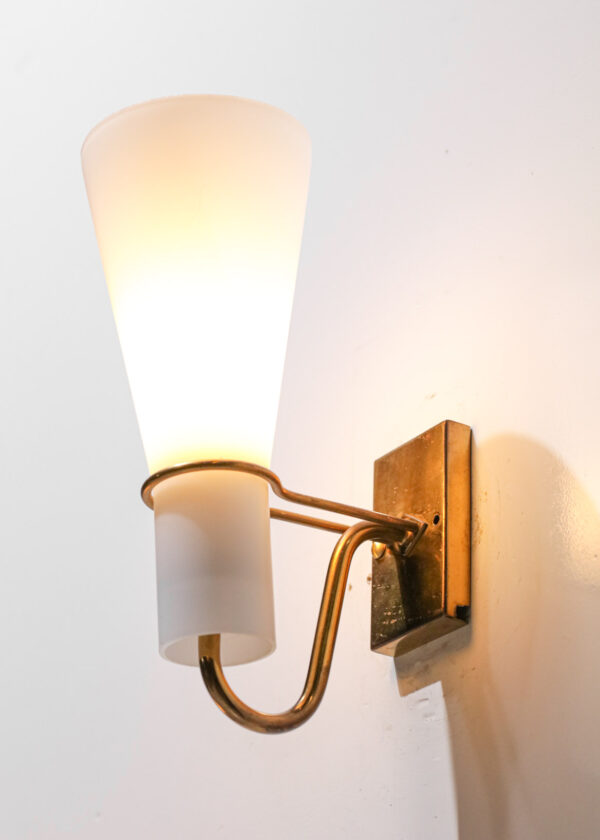 Paire d'appliques suédoises Asea laiton et opaline G203