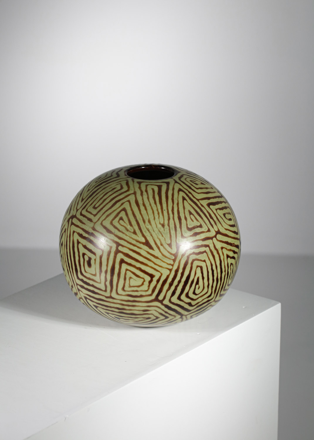 Vase boule décor géométrique style art déco - E088