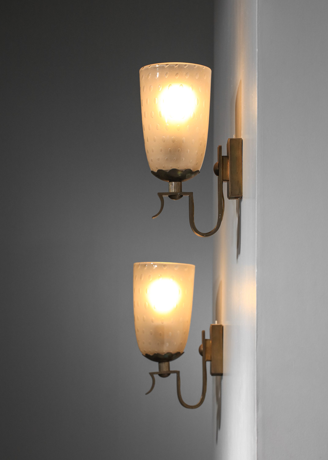 Paire d'appliques italiennes années 30 en verre de Murano bullé et structure bronze - I231