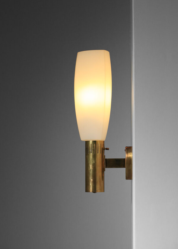 applique stilnovo flambeau en laiton et opaline italienne années 60