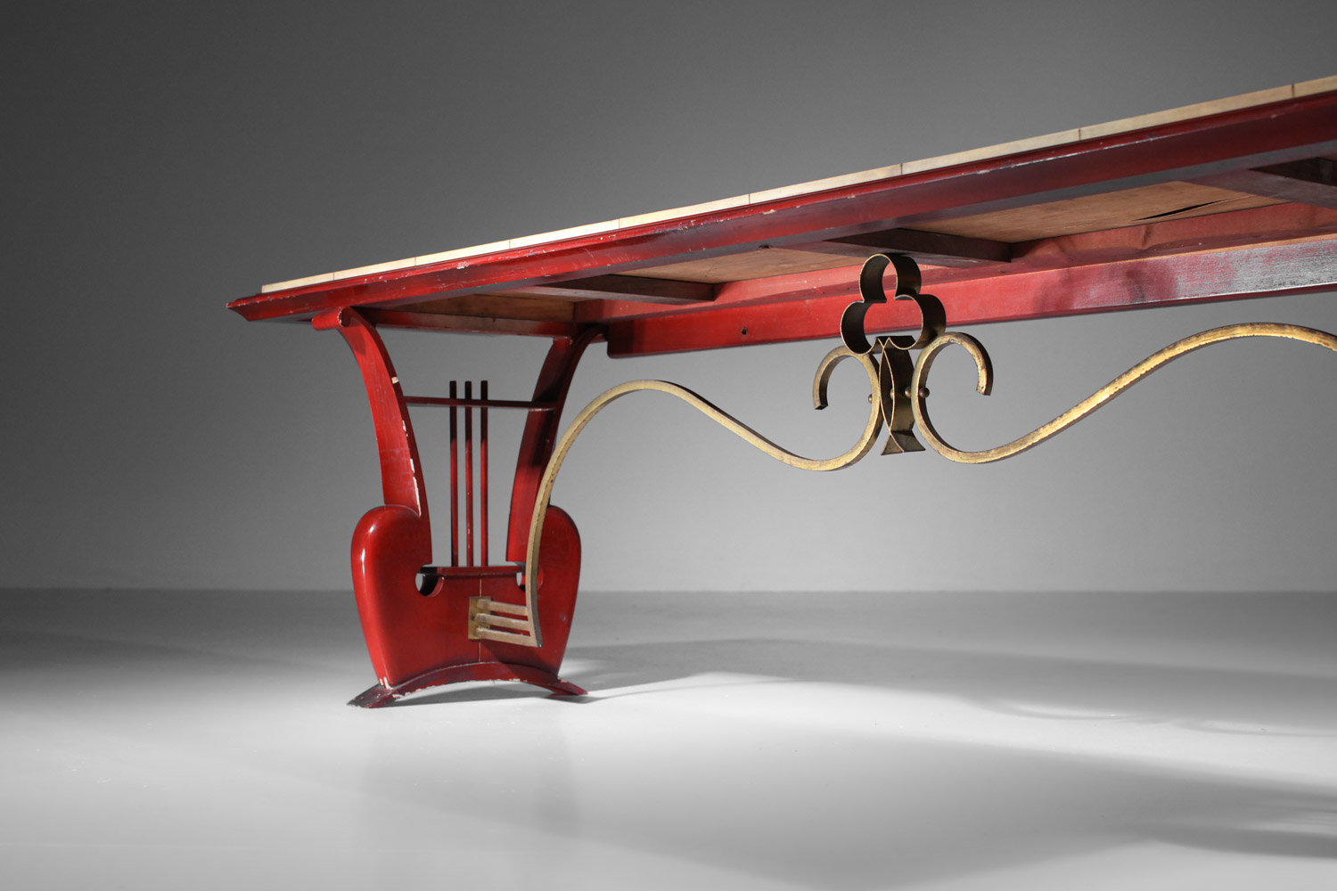 banc table basse des années 40 50 en bois laqué et parchemin à décor de harpe - I429