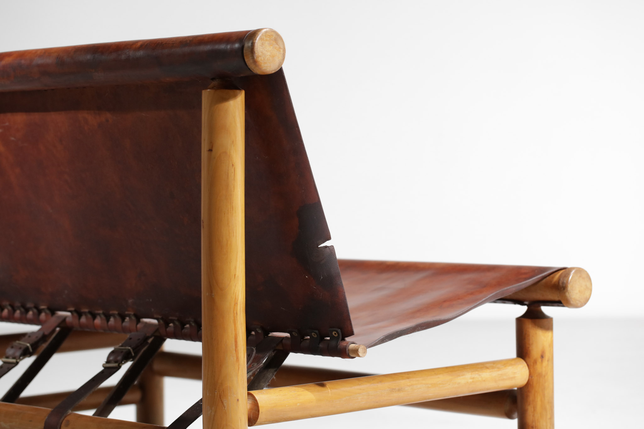 banquette en pin années 50 style charlotte perriand ilmarii tapiovaraa cuir patiné