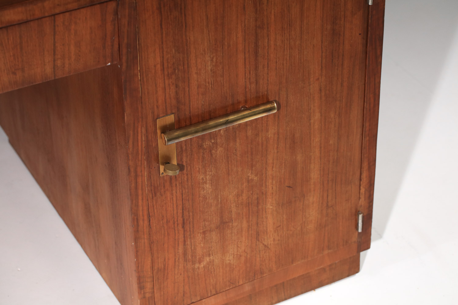 bureau art déco des années 40 arrondi en placage de noyer - H436 – Image 5