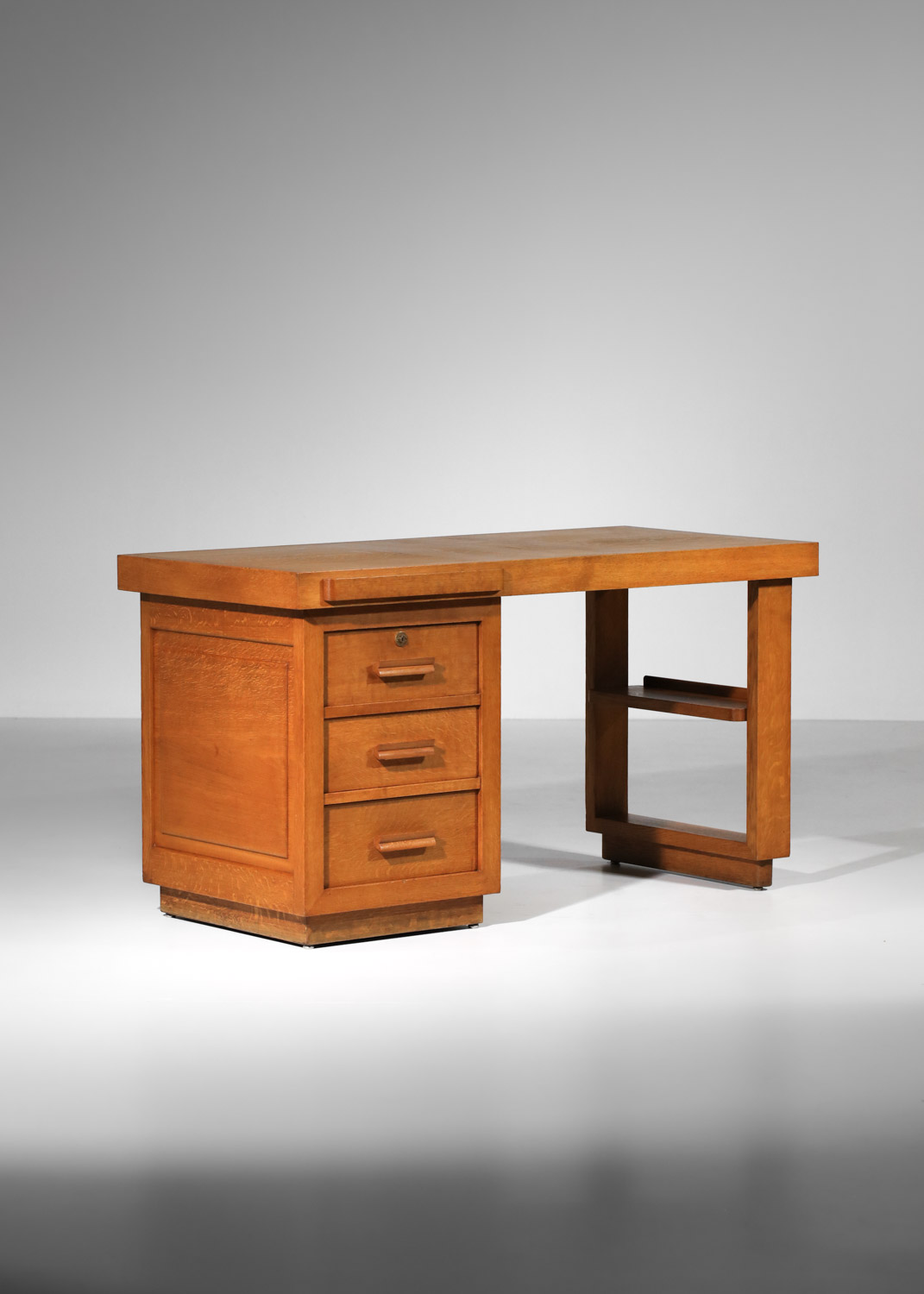 bureau français en chêne moderniste dans le goût de guillerme et chambron - H535