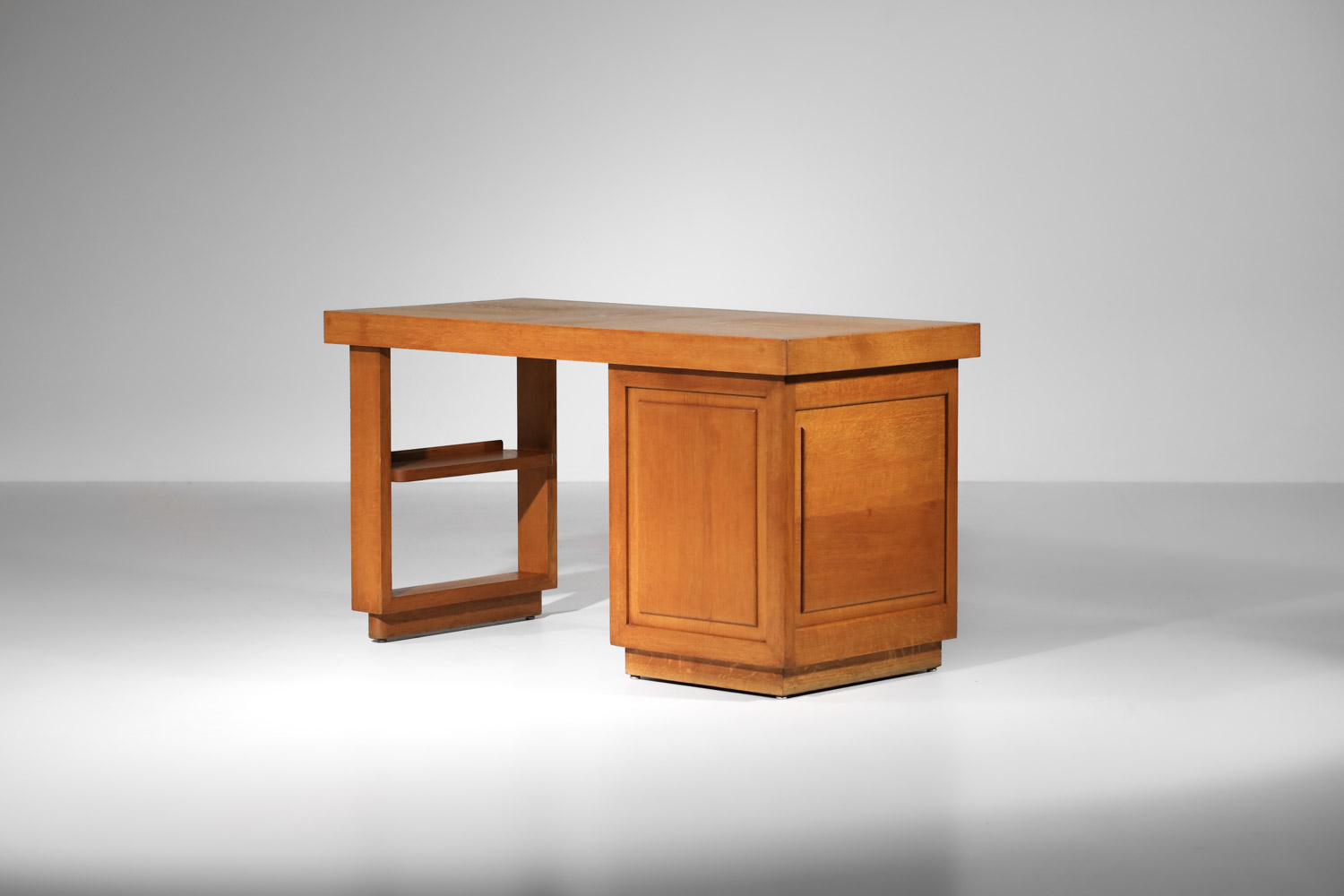 bureau français en chêne moderniste dans le goût de guillerme et chambron - H535