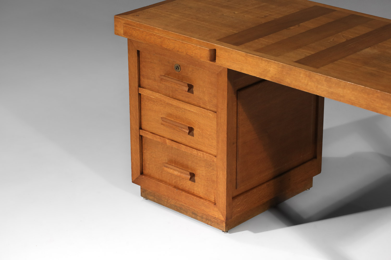 bureau français en chêne moderniste dans le goût de guillerme et chambron - H535