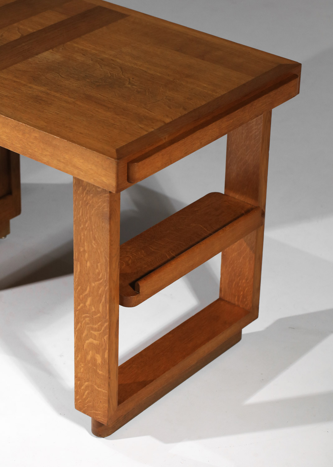 bureau français en chêne moderniste dans le goût de guillerme et chambron - H535