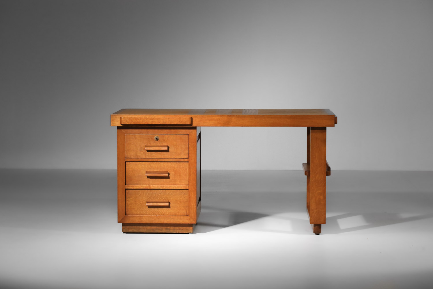 bureau français en chêne moderniste dans le goût de guillerme et chambron - H535