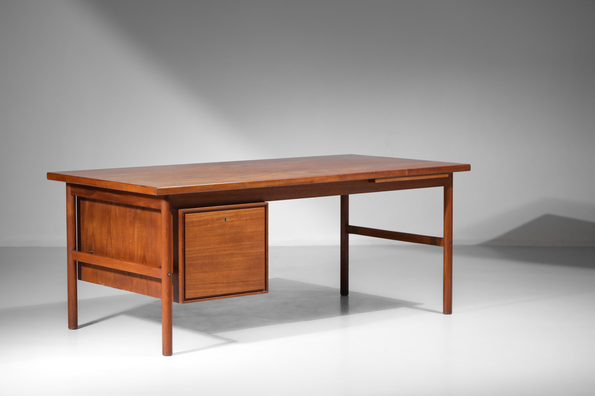 bureau scandinave en teck un caisson suspendu danois style kai kristiansen E522