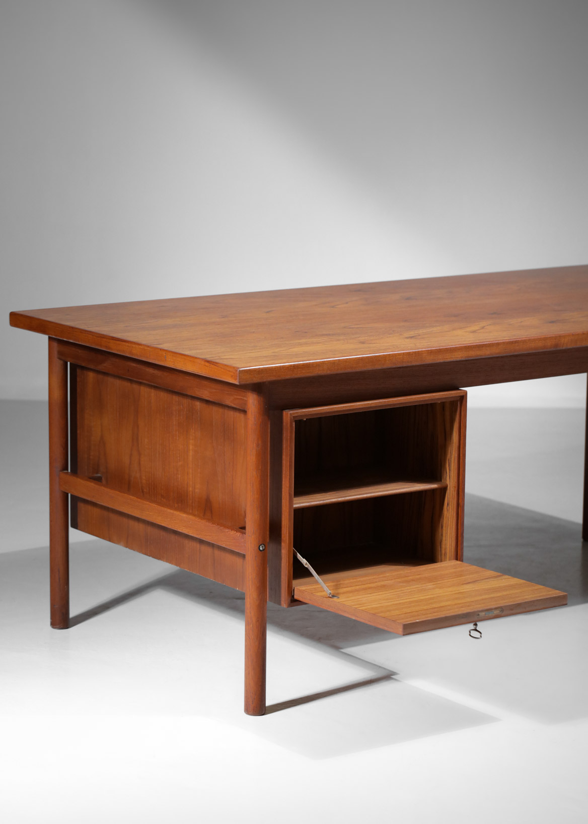 bureau scandinave en teck un caisson suspendu danois style kai kristiansen E522