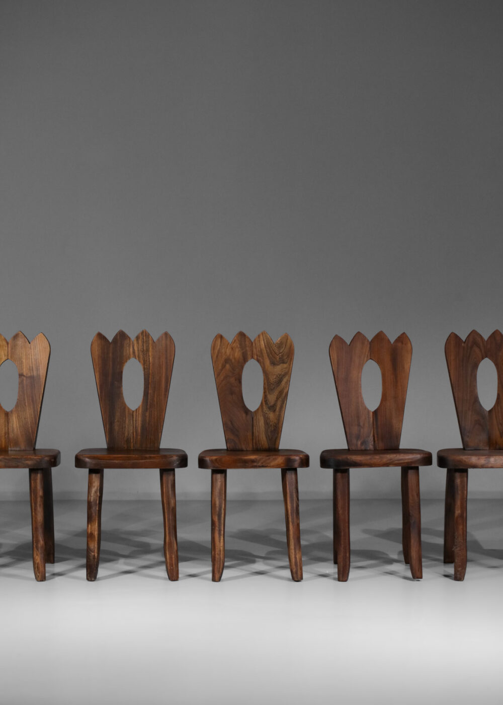 chaises francaise regionaliste en orme massif style hanninen olavi 2