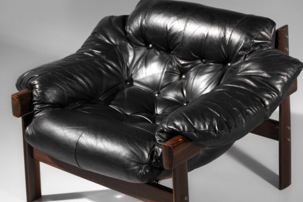 fauteuil bresilien percival laefer en cuir noir et jacaranda massif années 60 I353