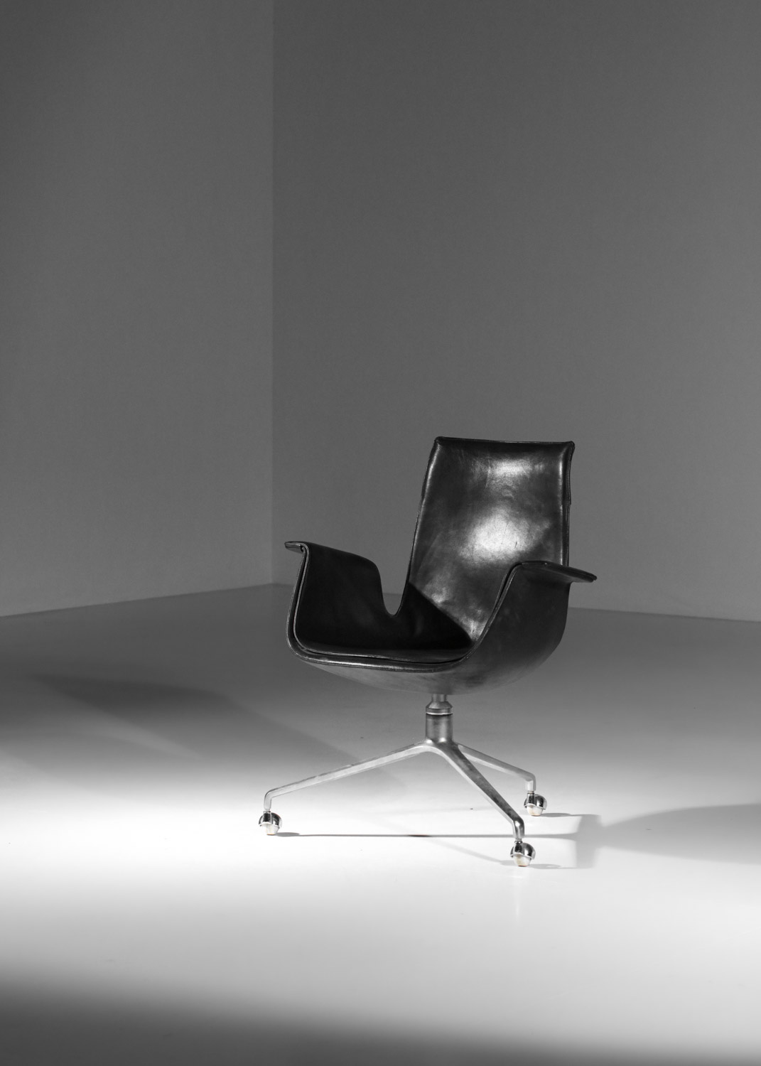 fauteuil de bureau kastholm et fabricius en cuir noir pour kill international tripode bas I117