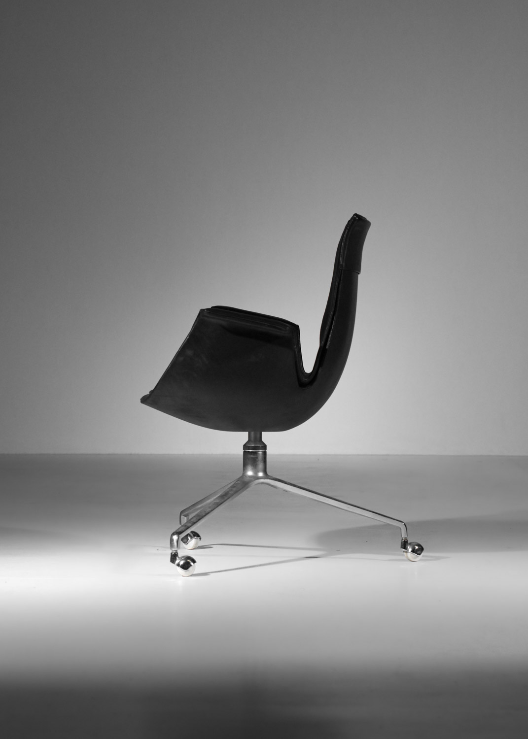 fauteuil de bureau kastholm et fabricius en cuir noir pour kill international tripode bas I117