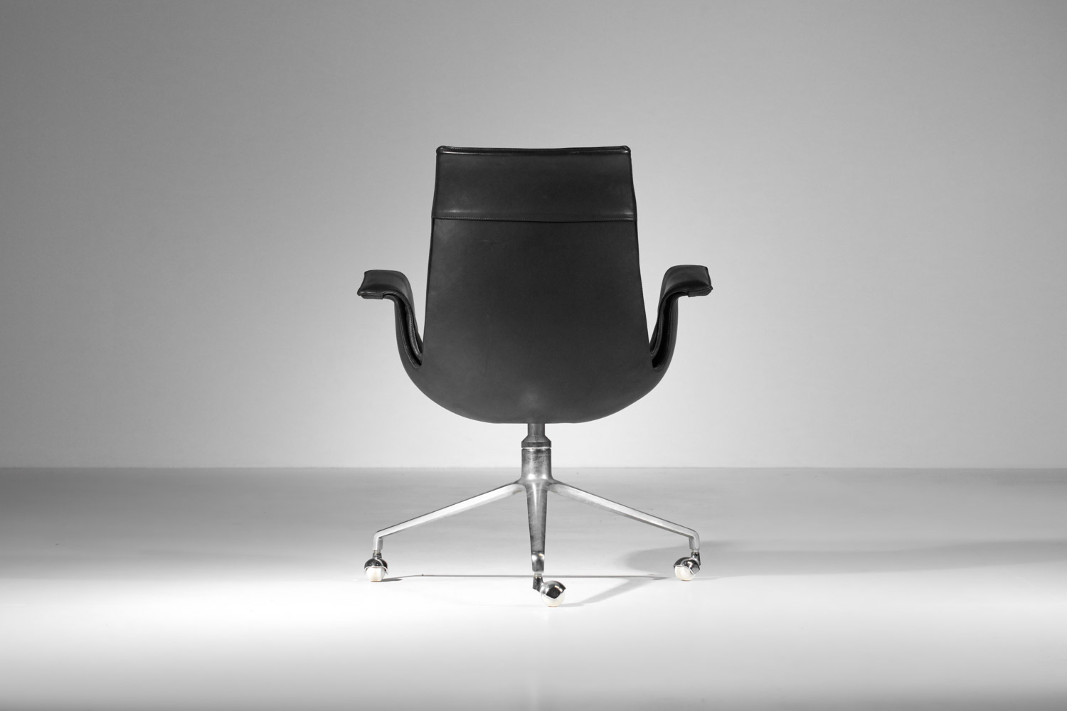fauteuil de bureau kastholm et fabricius en cuir noir pour kill international tripode bas I117