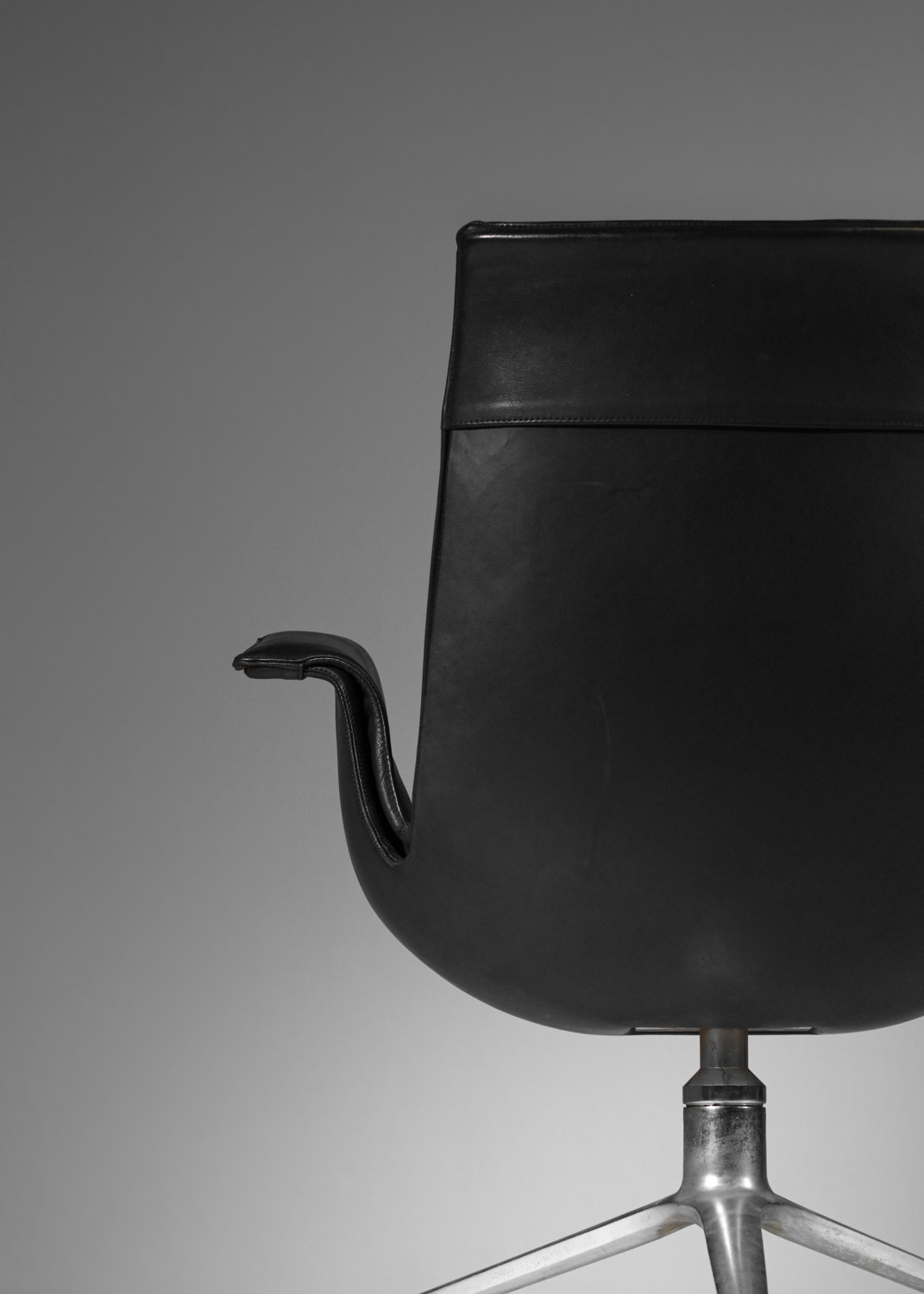 fauteuil de bureau kastholm et fabricius en cuir noir pour kill international tripode bas I117