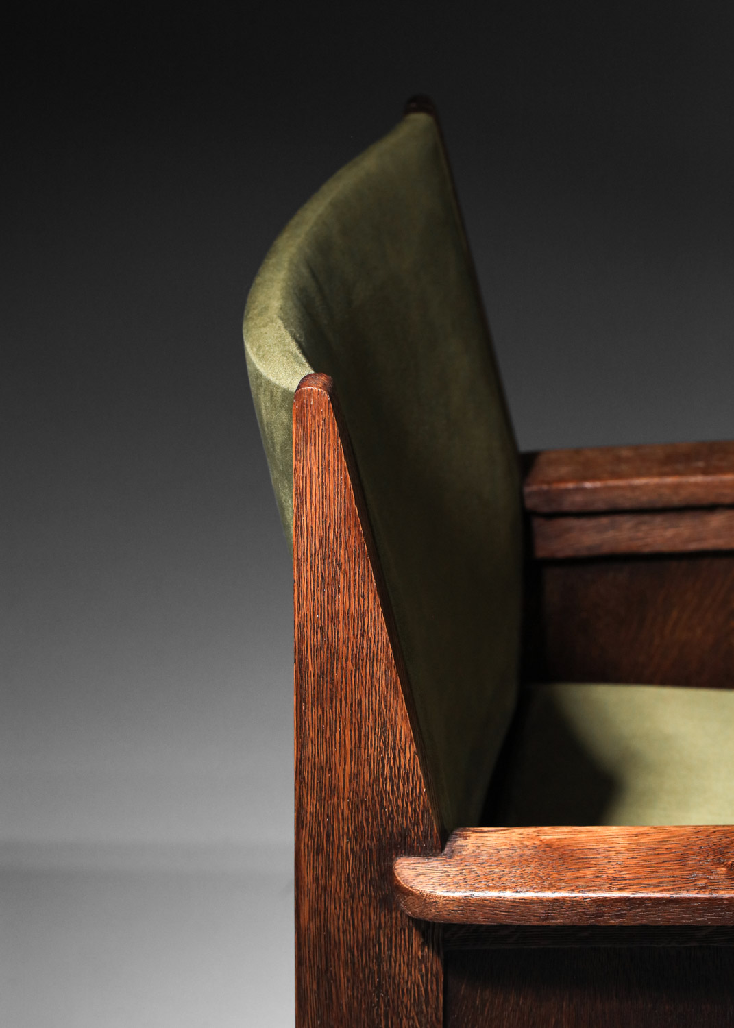fauteuil des années 30/40 en chêne massif et velour - I686