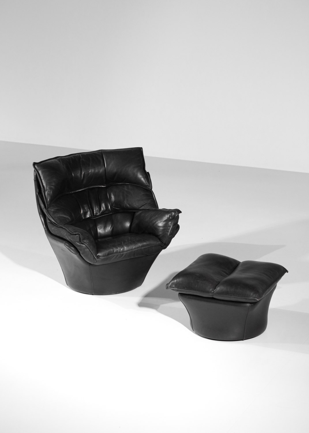 fauteuil et repose pied en cuir noir Bernard Massot années 70/80 - G635