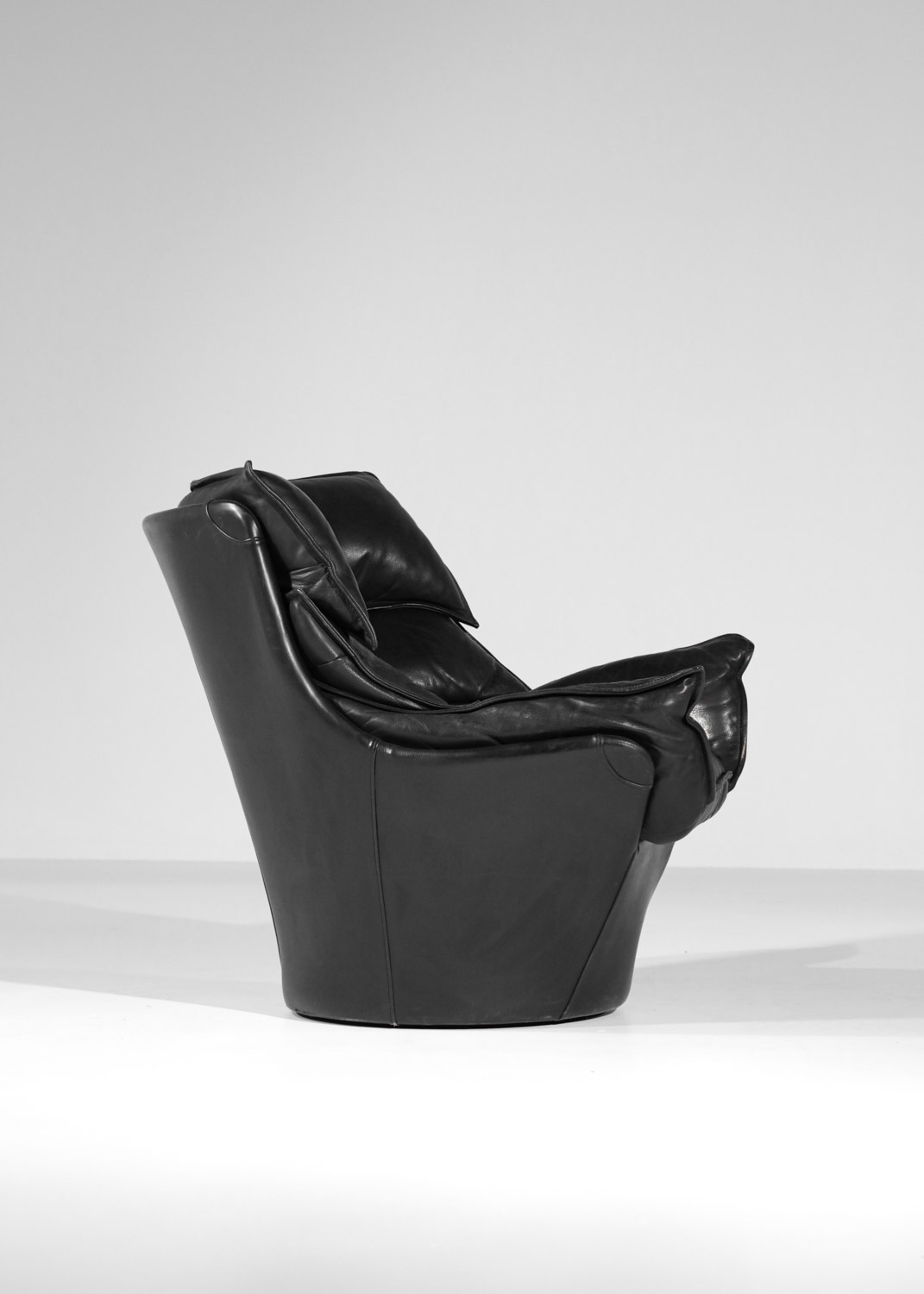 fauteuil et repose pied en cuir noir Bernard Massot années 70/80 - G635