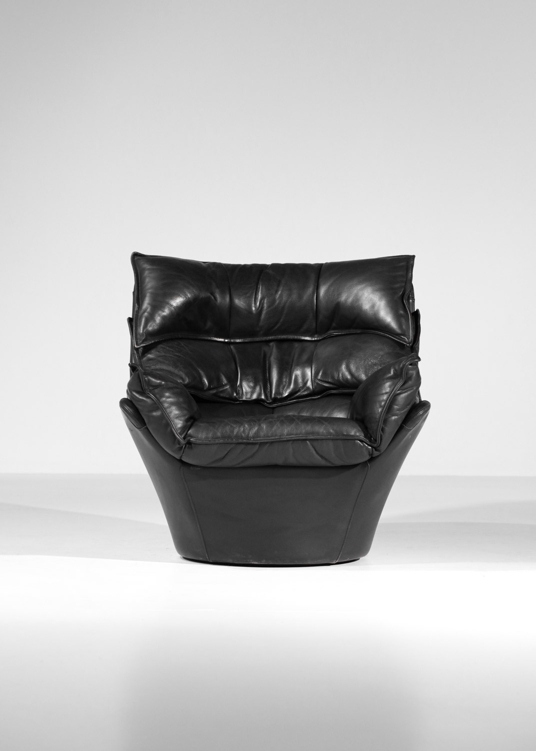 fauteuil et repose pied en cuir noir Bernard Massot années 70/80 - G635