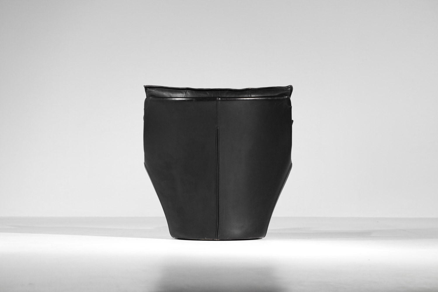 fauteuil et repose pied en cuir noir Bernard Massot années 70/80 - G635