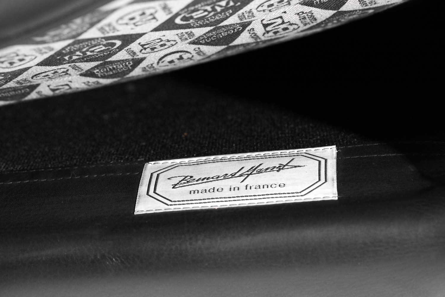 fauteuil et repose pied en cuir noir Bernard Massot années 70/80 - G635