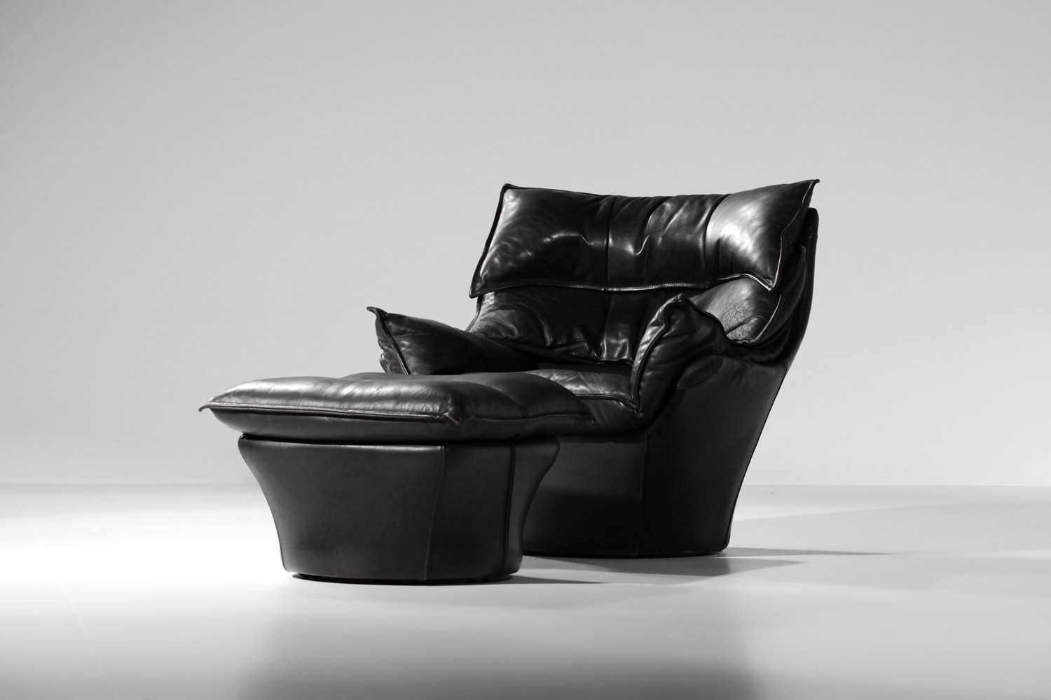 fauteuil et repose pied en cuir noir Bernard Massot années 70/80 - G635