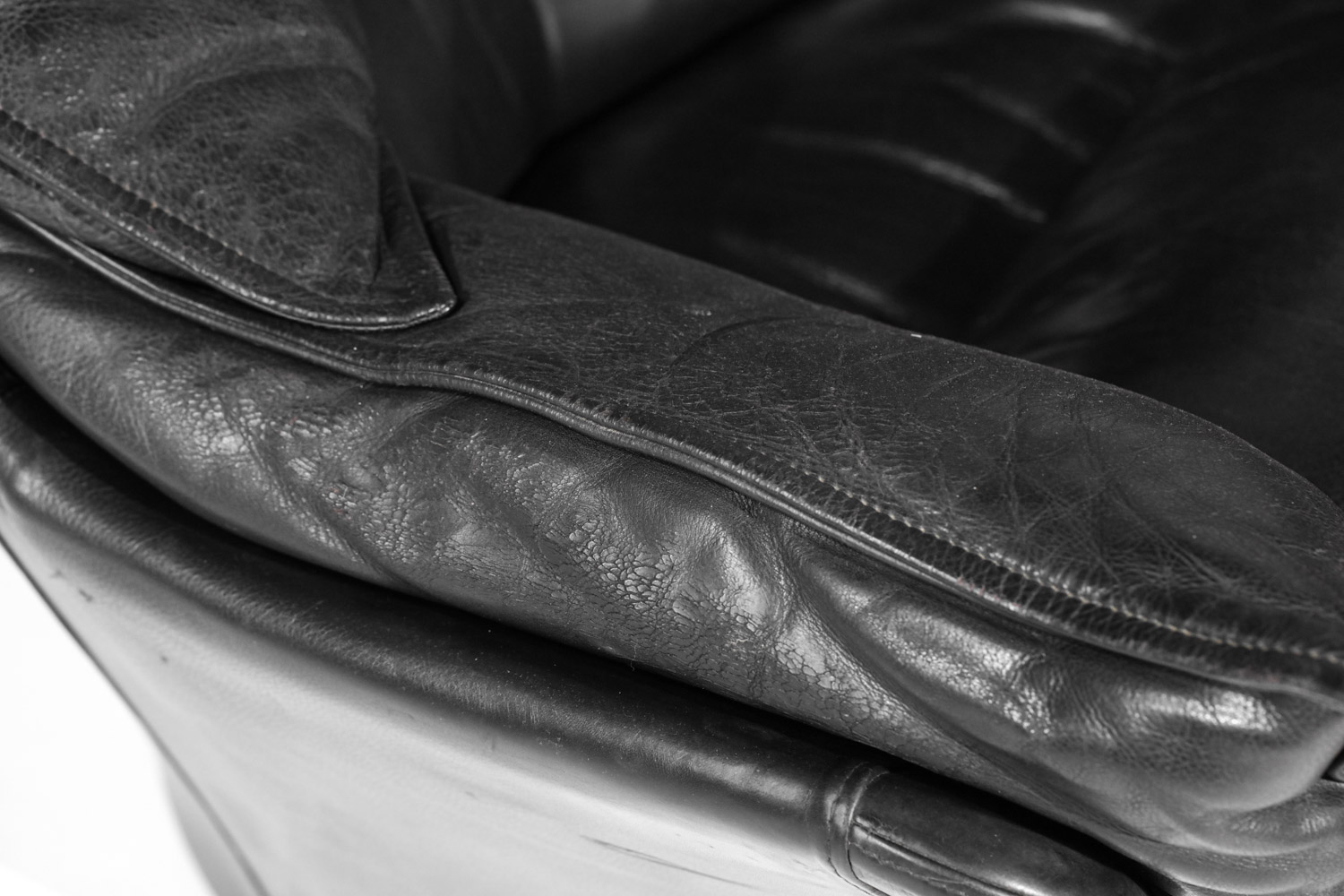 fauteuil et repose pied en cuir noir Bernard Massot années 70/80 - G635