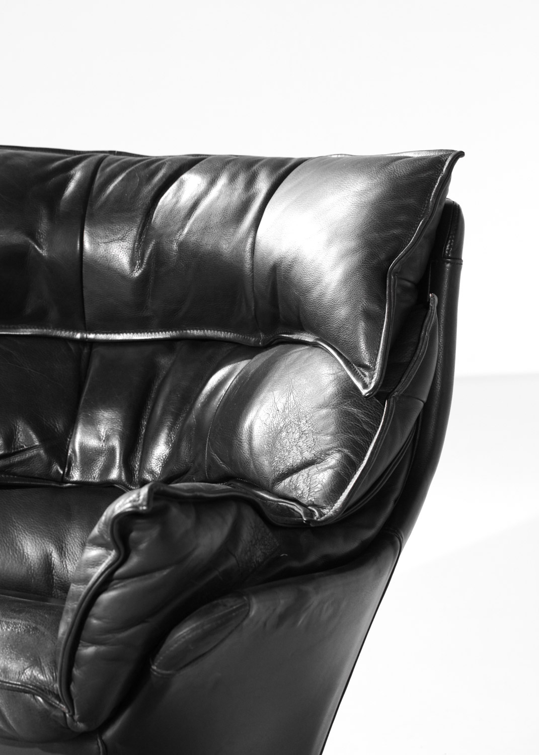 fauteuil et repose pied en cuir noir Bernard Massot années 70/80 - G635