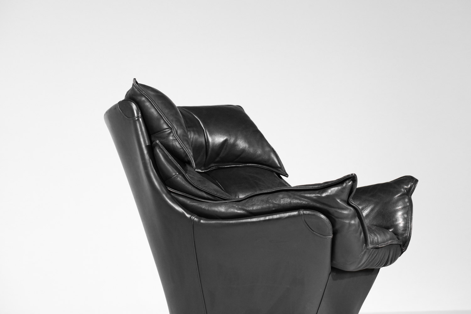 fauteuil et repose pied en cuir noir Bernard Massot années 70/80 - G635