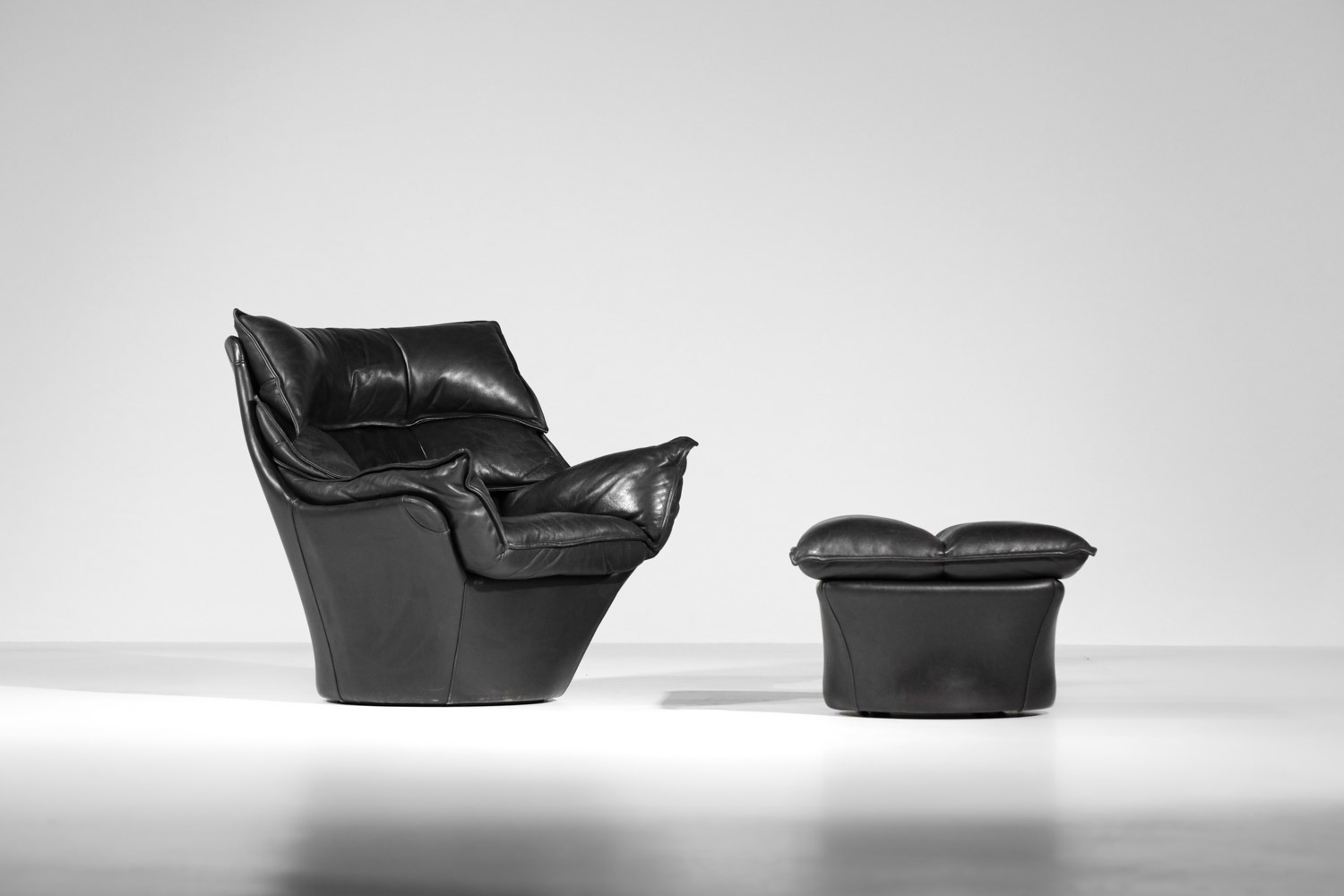 fauteuil et repose pied en cuir noir Bernard Massot années 70/80 - G635