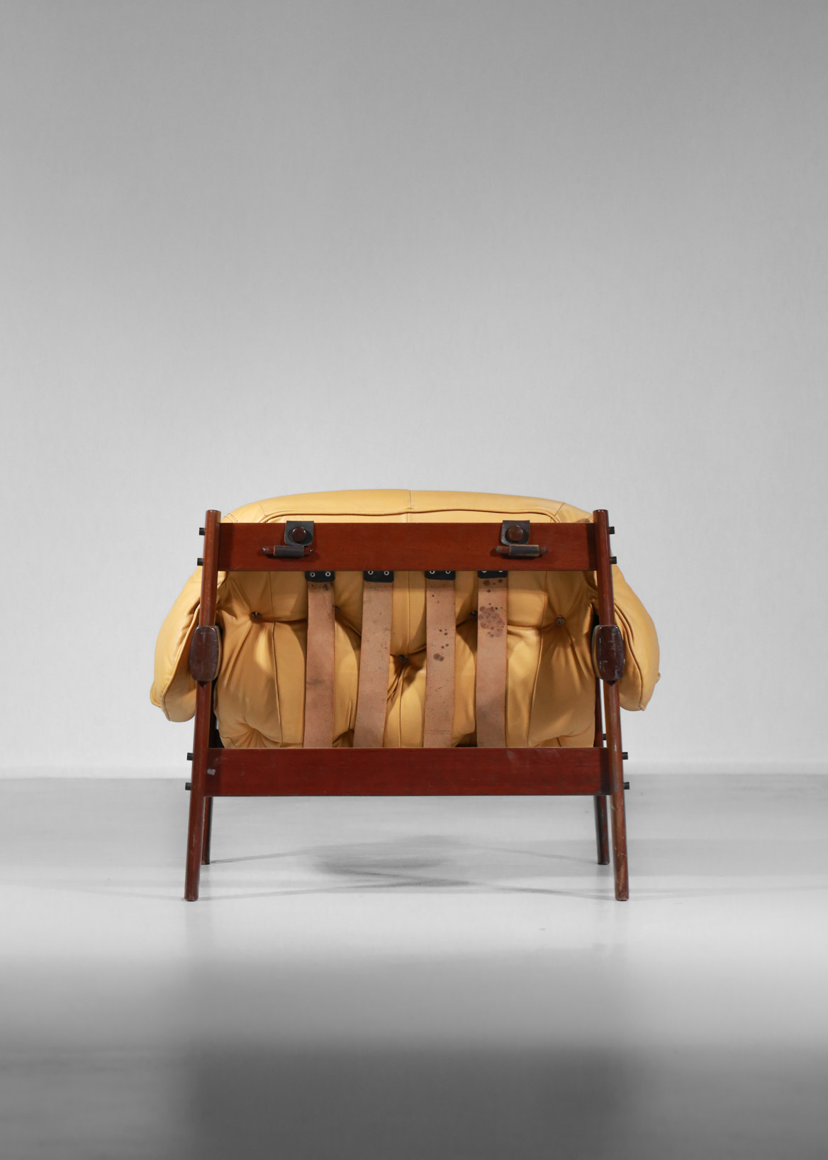fauteuil percival lafer design bresilien en cuir jaune jacaranda4