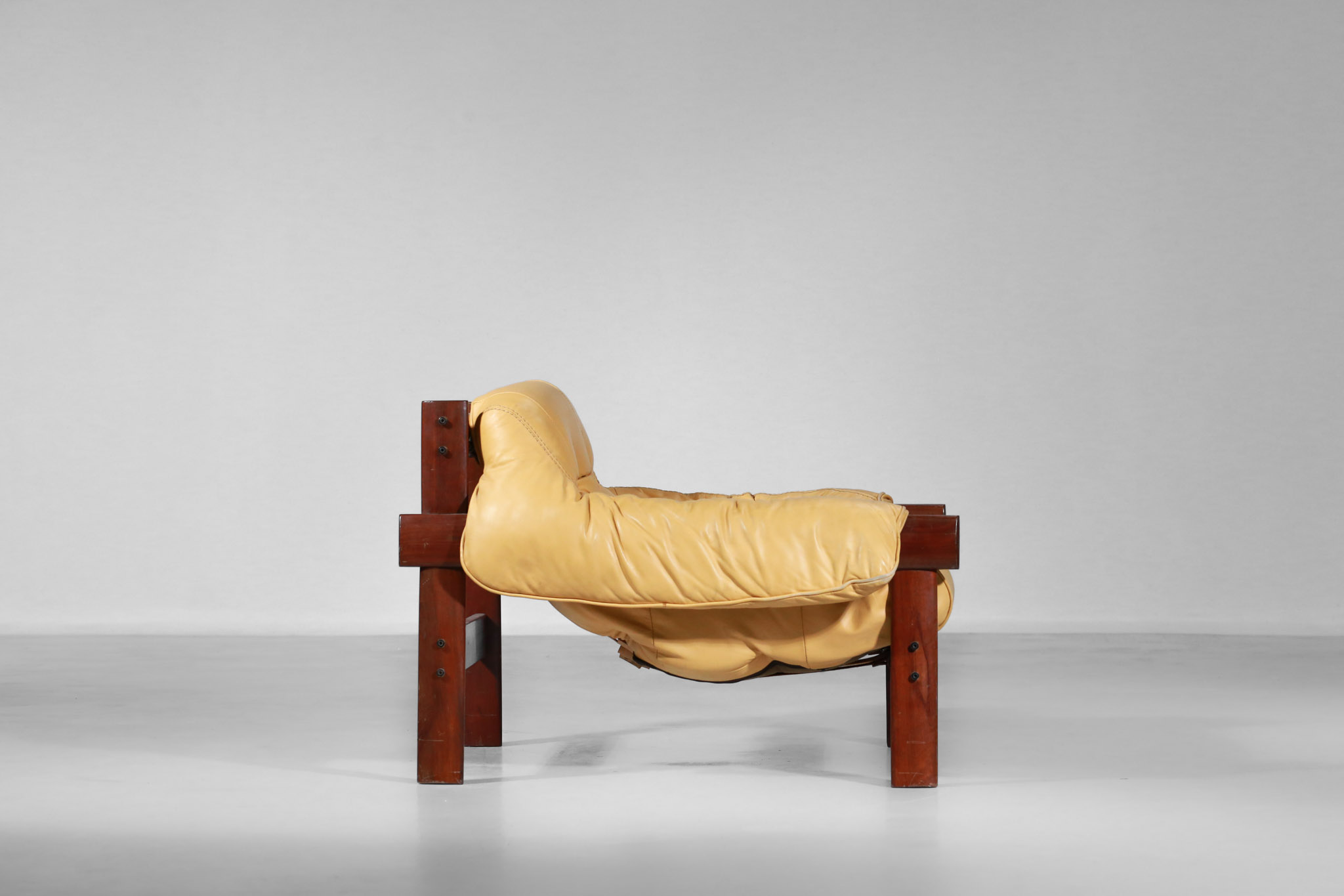 fauteuil percival lafer design bresilien en cuir jaune jacaranda4