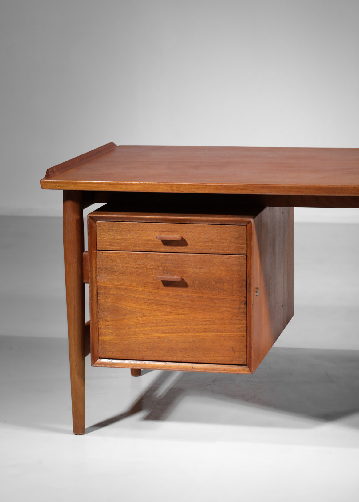 grand bureau arne vodder en teck danois scandinave E518