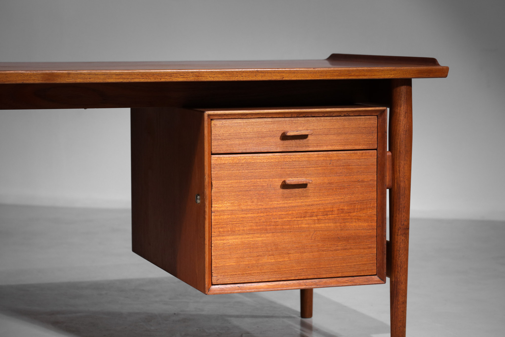 grand bureau arne vodder en teck danois scandinave E518