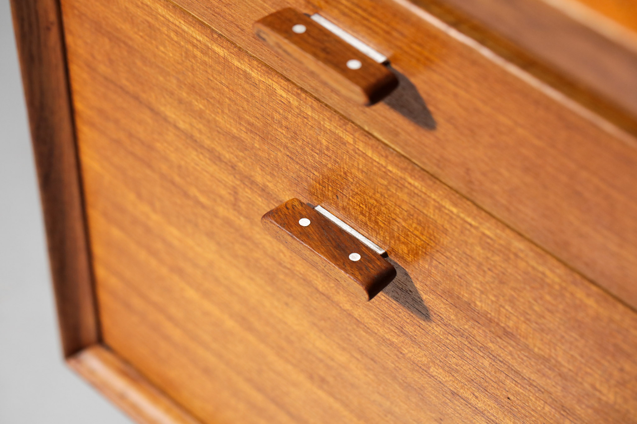 grand bureau arne vodder un caisson en teck danois scandinave E519