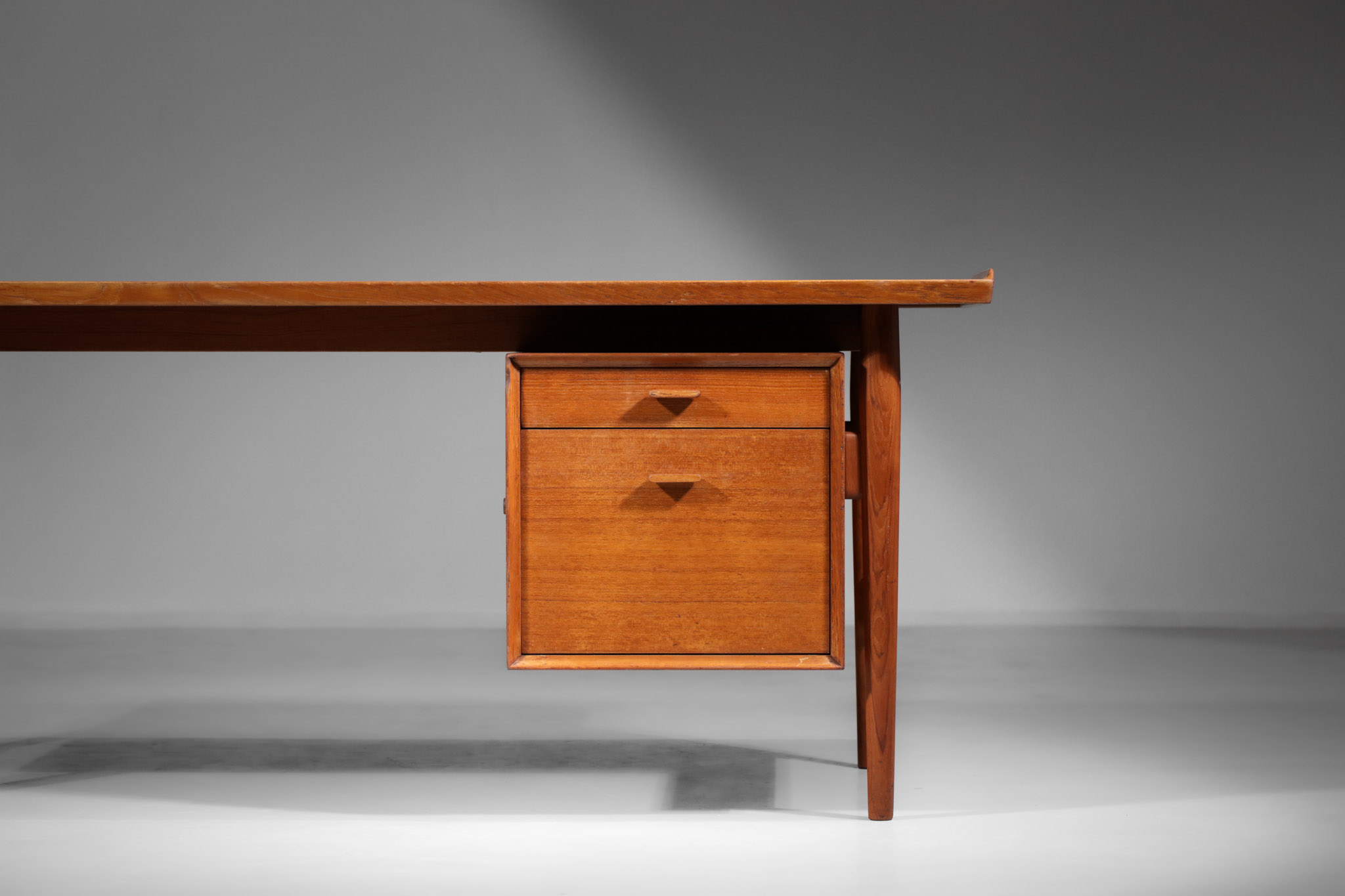 grand bureau arne vodder un caisson en teck danois scandinave E519