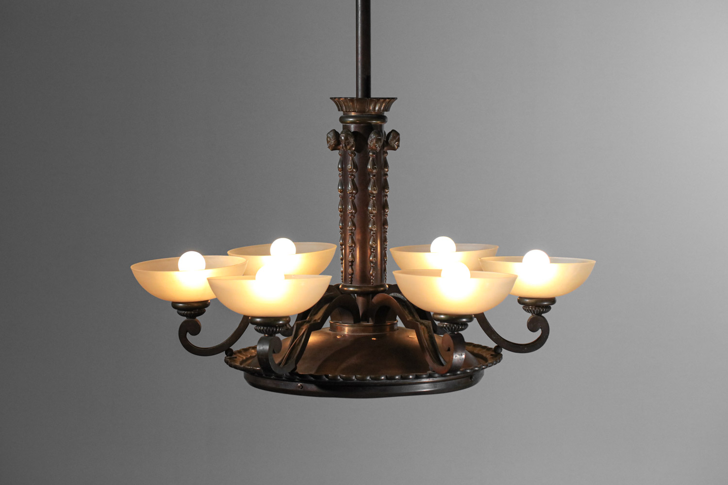 grand lustre en bonze à patine noire années 30/40 - G189