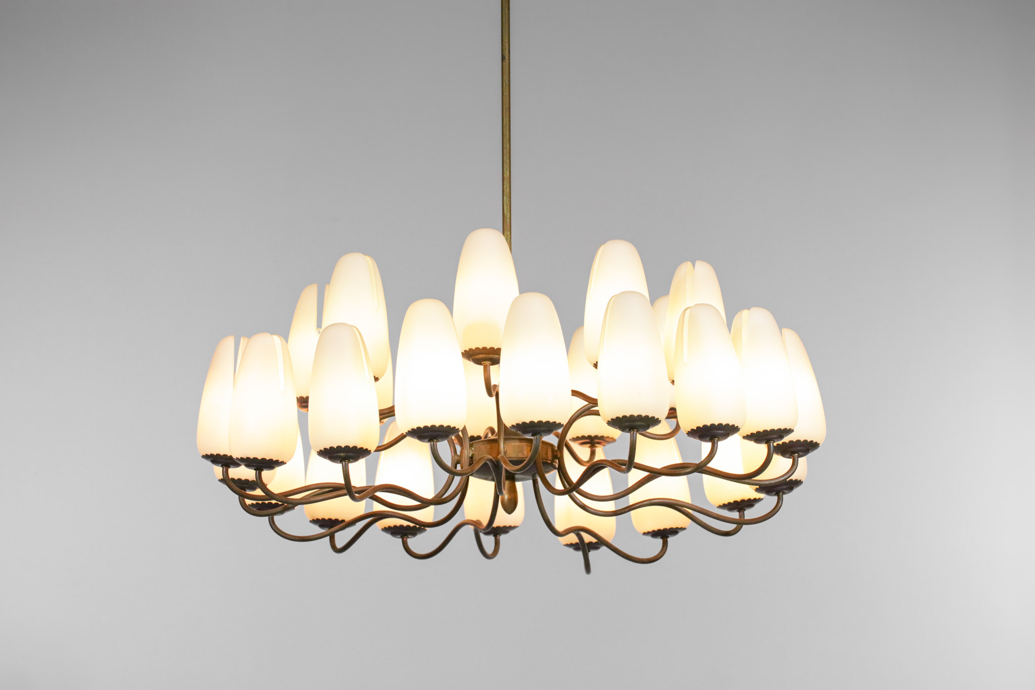 Grand lustre italien années 60 opaline et laiton massif - F577