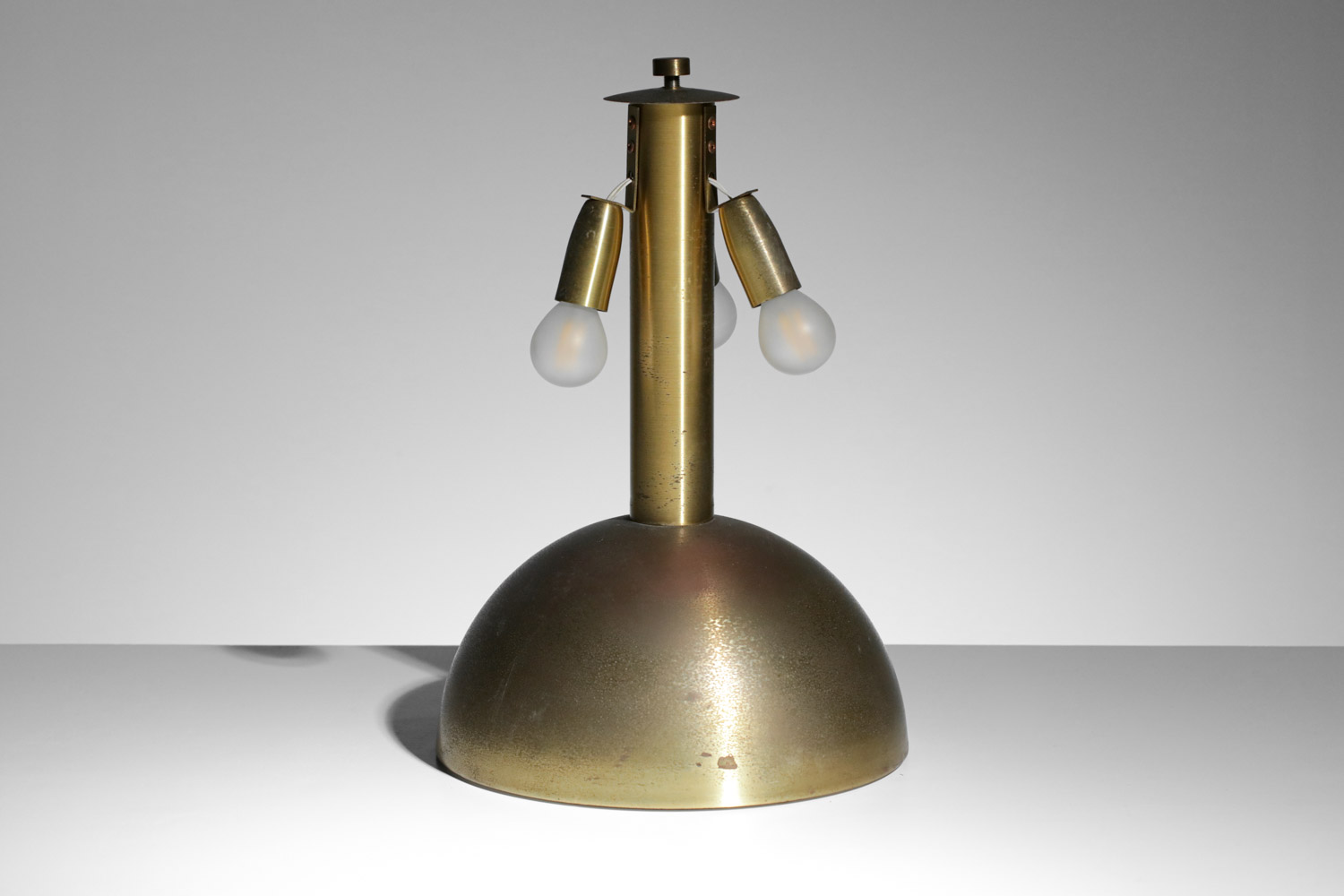 grande lampe à poser italienne attr. angelo brotto demi sphere en verre et laiton H111