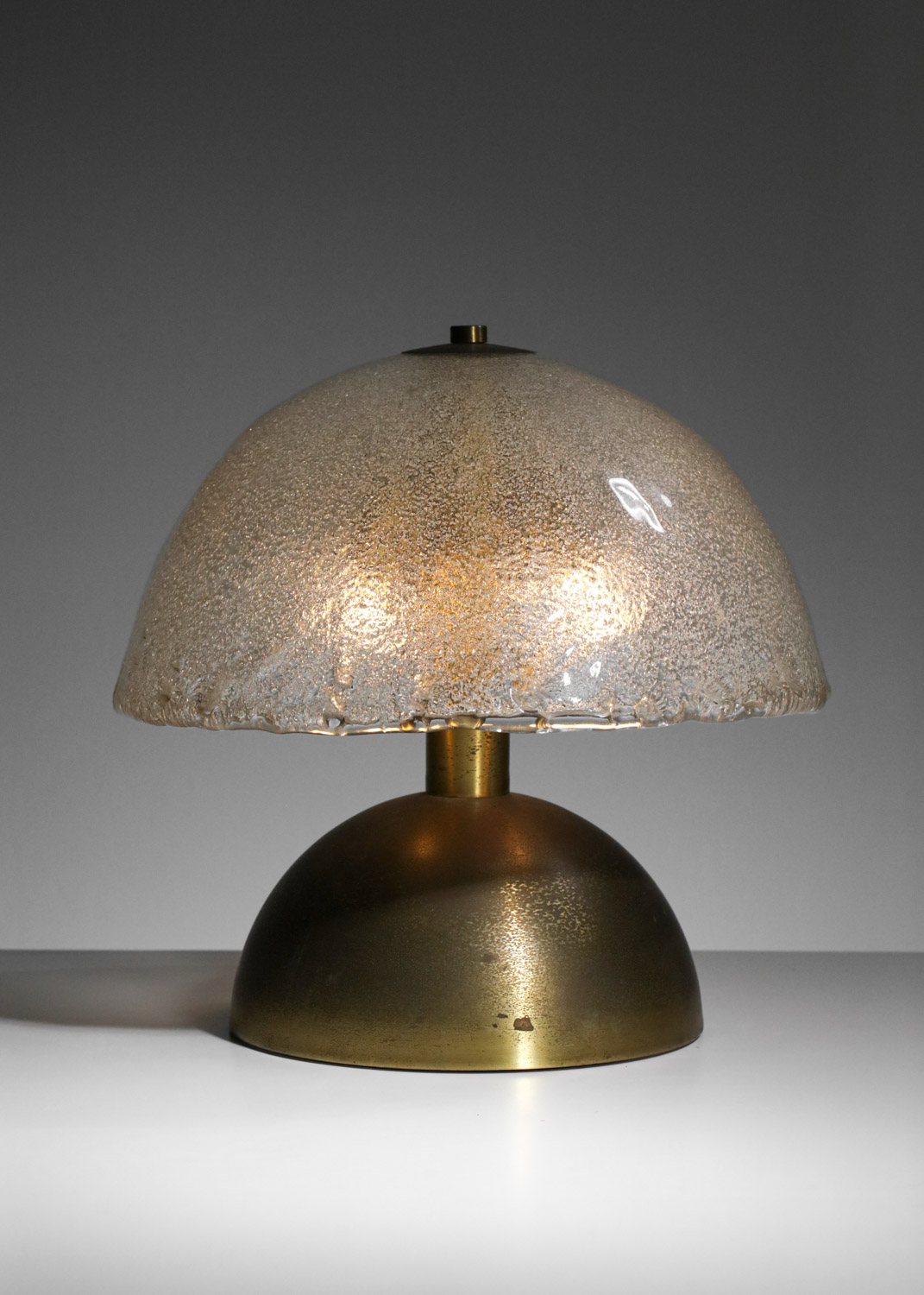 grande lampe à poser italienne attr. angelo brotto demi sphere en verre et laiton H111