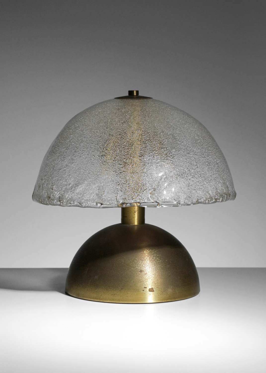 grande lampe à poser italienne attr. angelo brotto demi sphere en verre et laiton H111