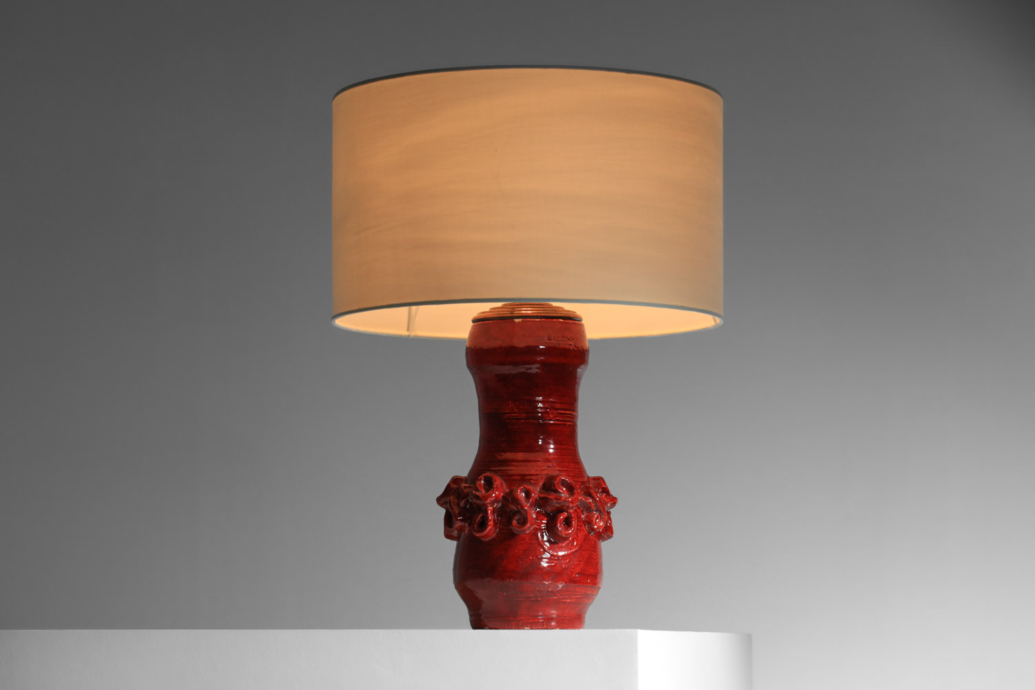 grande lampe de table en céramique Jean Austruy années 50 émaille rouge - H746