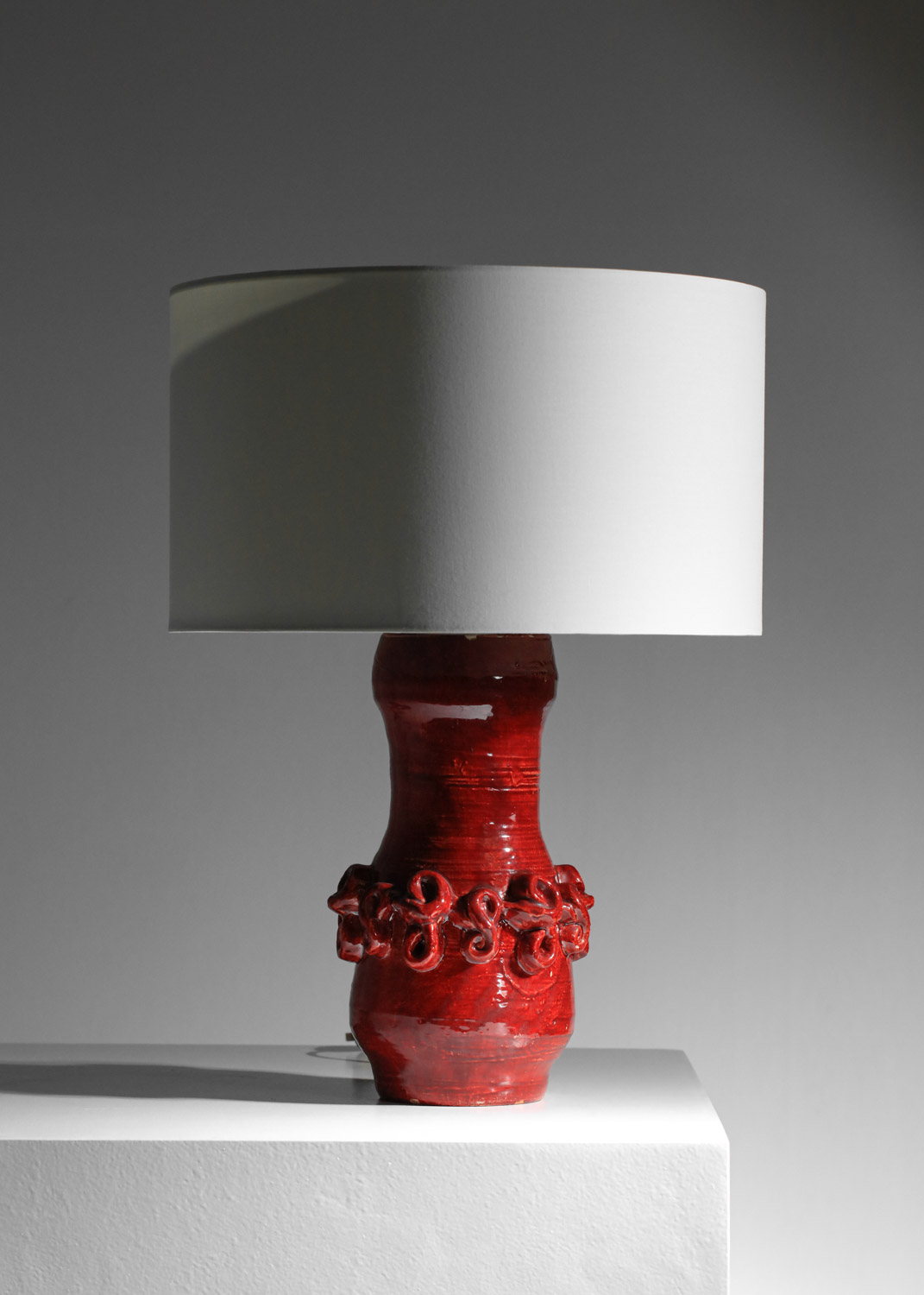 grande lampe de table en céramique Jean Austruy années 50 émaille rouge - H746