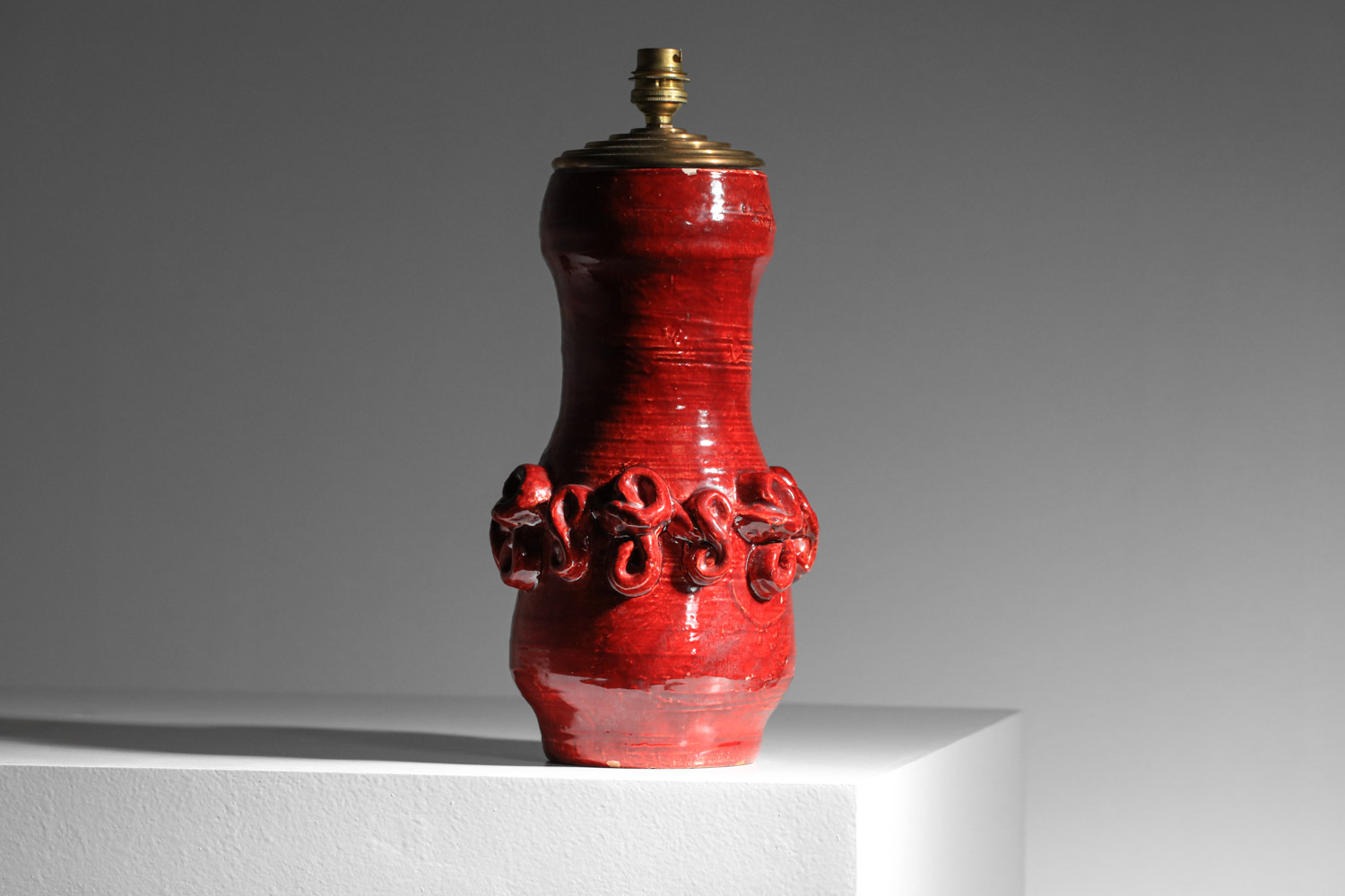 grande lampe de table en céramique Jean Austruy années 50 émaille rouge - H746