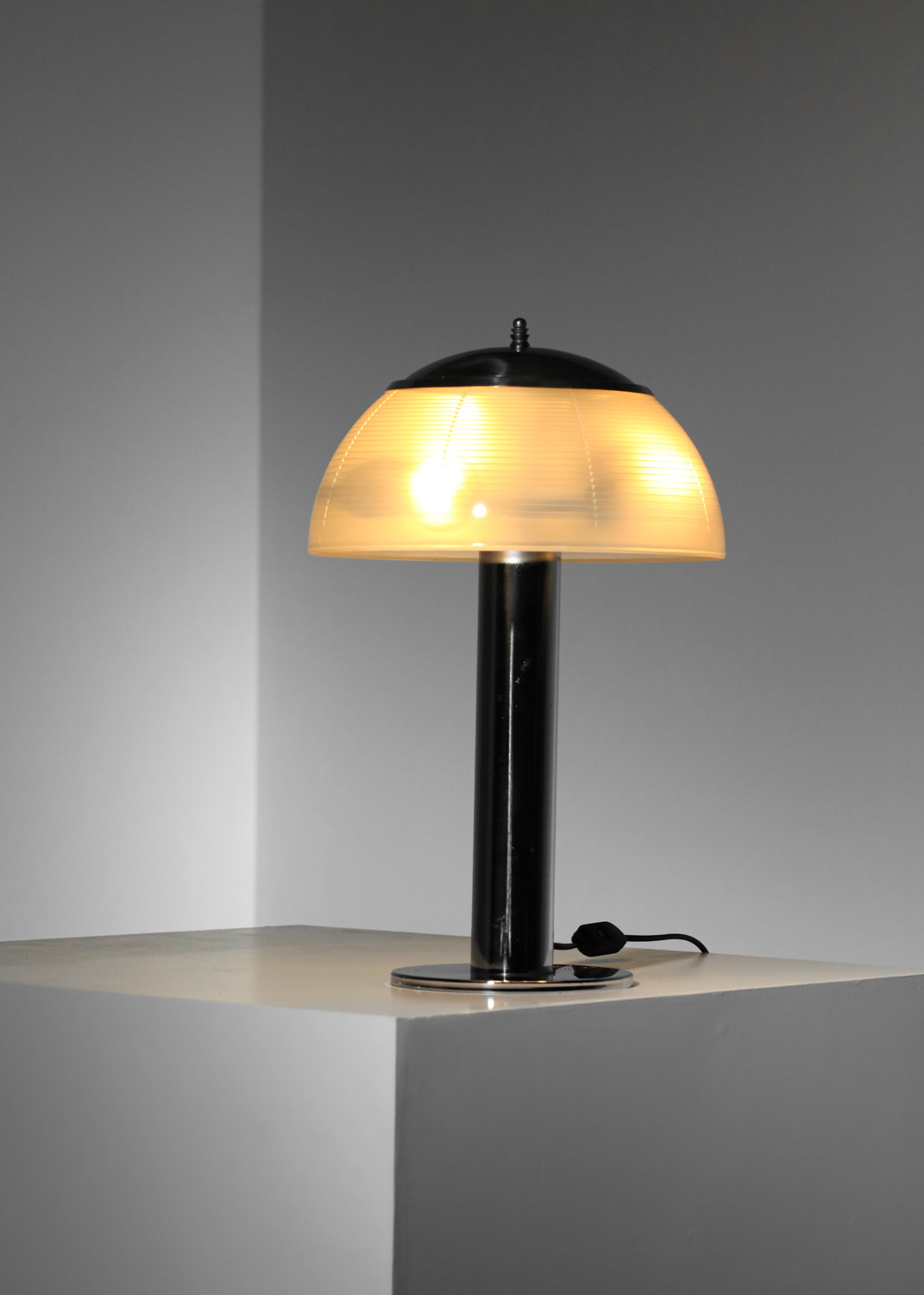 grande lampe de table italienne attr. à Sergio Mazza en metal chromé et verre holophane années 60 H718