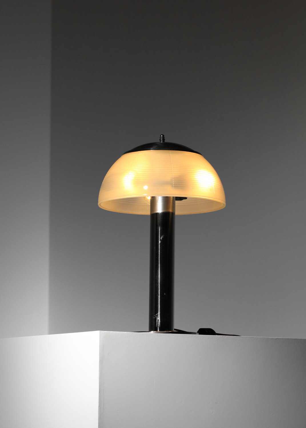 grande lampe de table italienne attr. à Sergio Mazza en metal chromé et verre holophane années 60 H718
