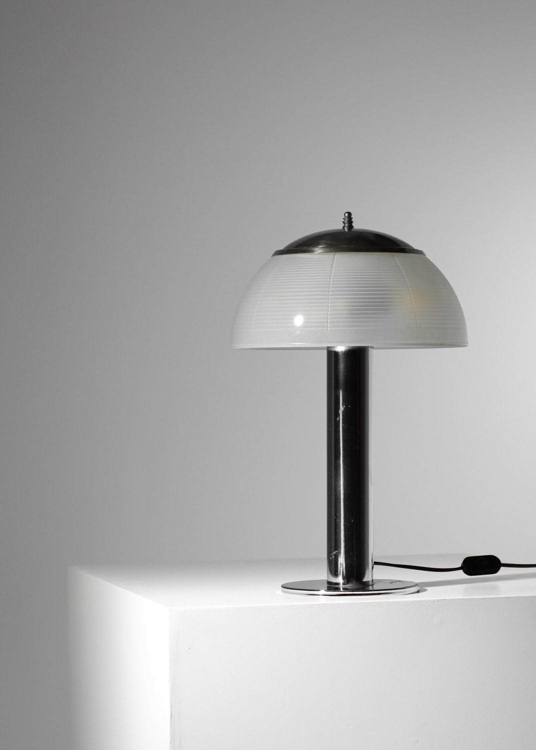 grande lampe de table italienne attr. à Sergio Mazza en metal chromé et verre holophane années 60 H718