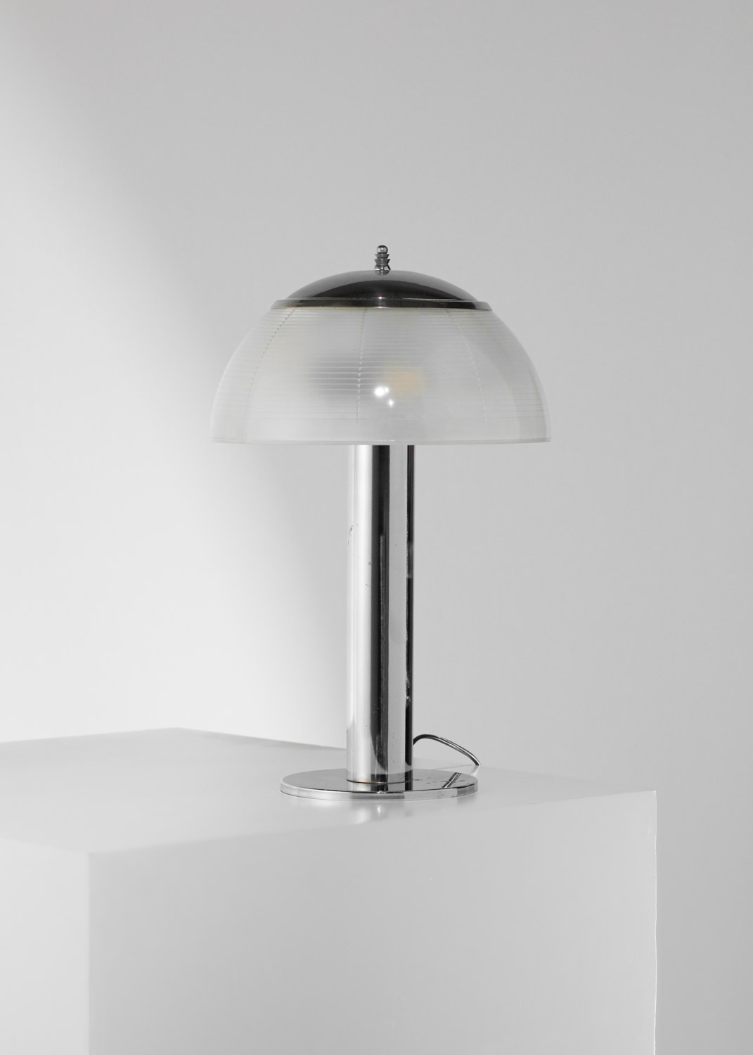 grande lampe de table italienne attr. à Sergio Mazza en metal chromé et verre holophane années 60 H718